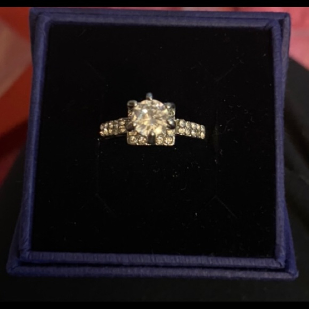 Stunning Brand New Silver CZ Ring
